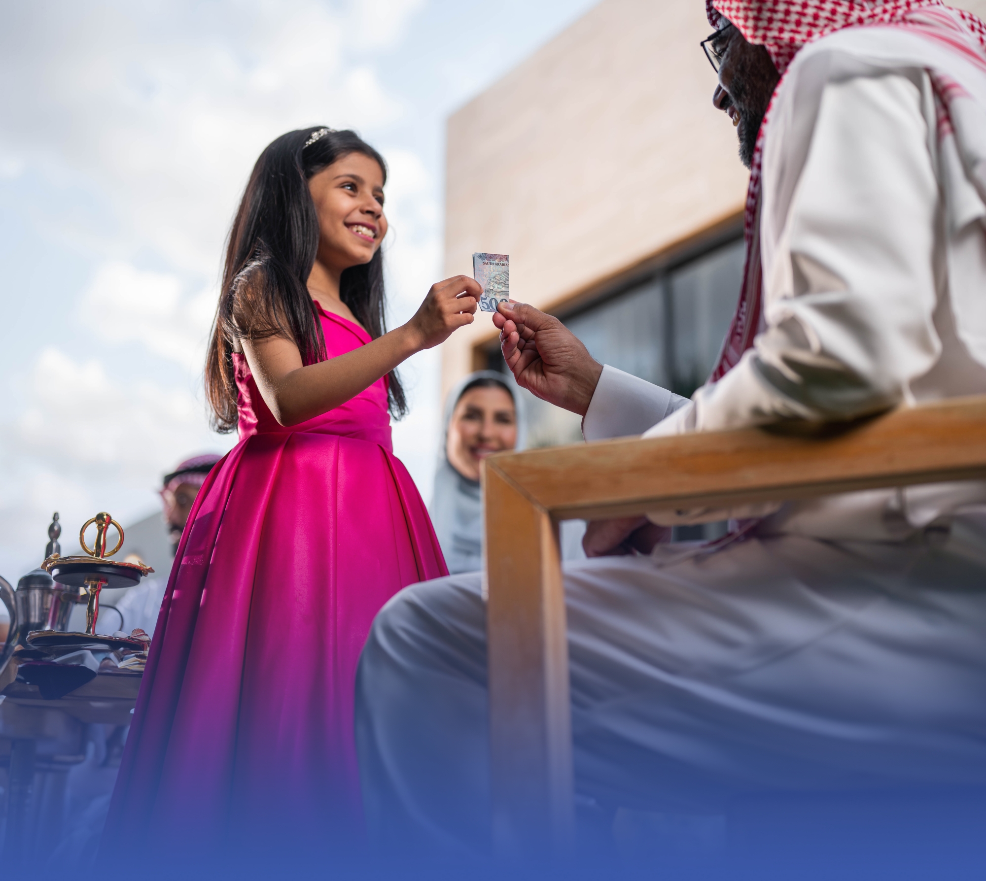 "العيدية".. عادة تعدت حدود البساطة