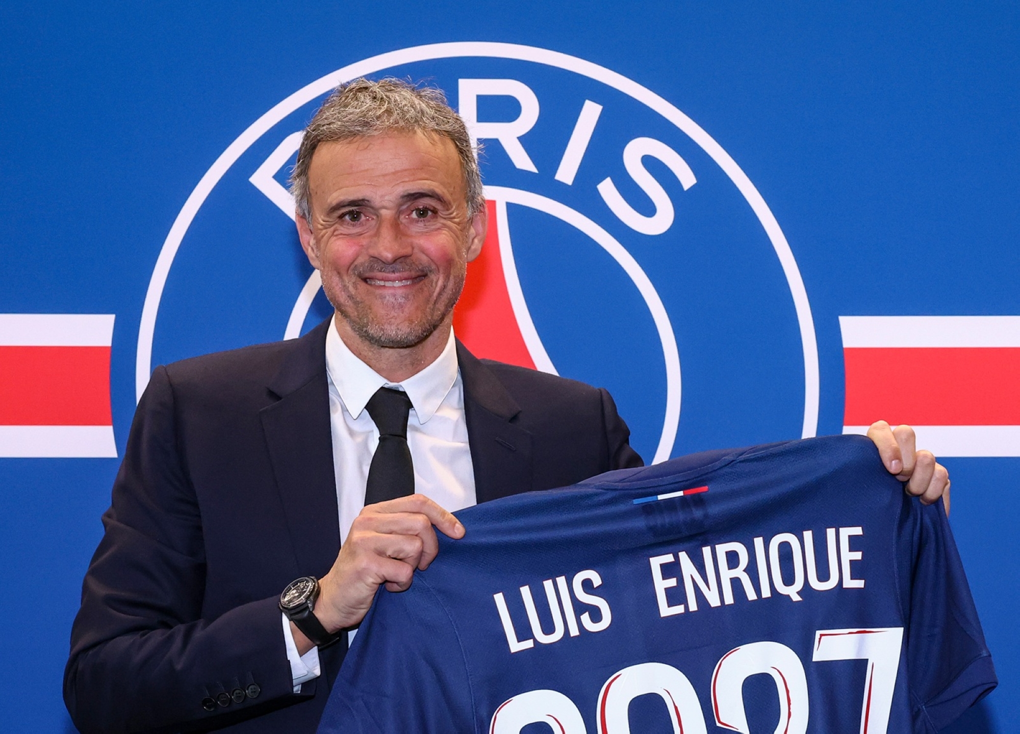 باريس سان جيرمان يجدد عقد مدربه لويس إنريكي