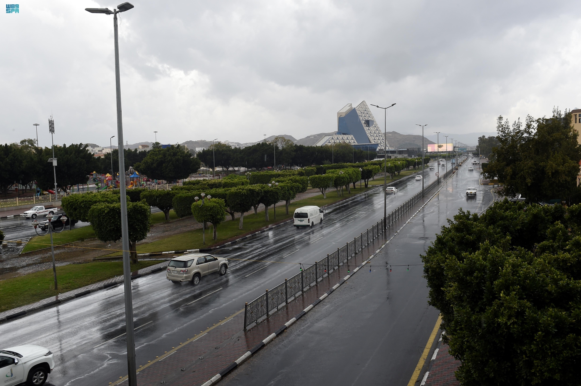 مصحوبة بزخات من البرد