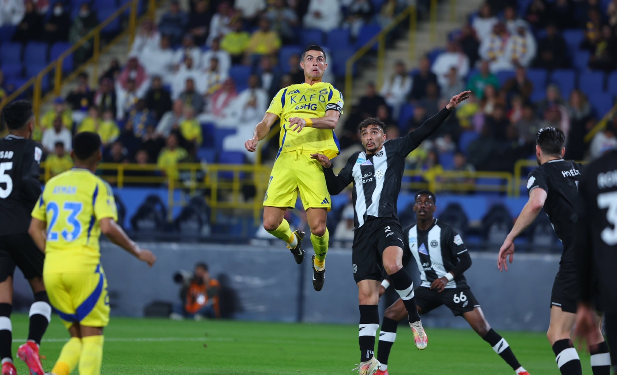 جانب من لقاء النصر والشباب في روشن