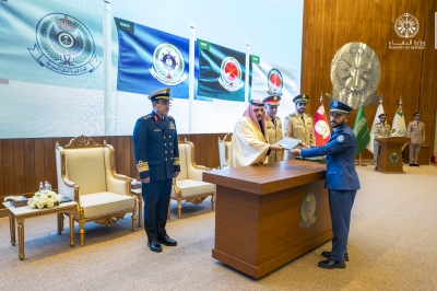 نائب وزير الدفاع يرعى تخريج طلبة دورات تأهيل الضباط الجامعيين