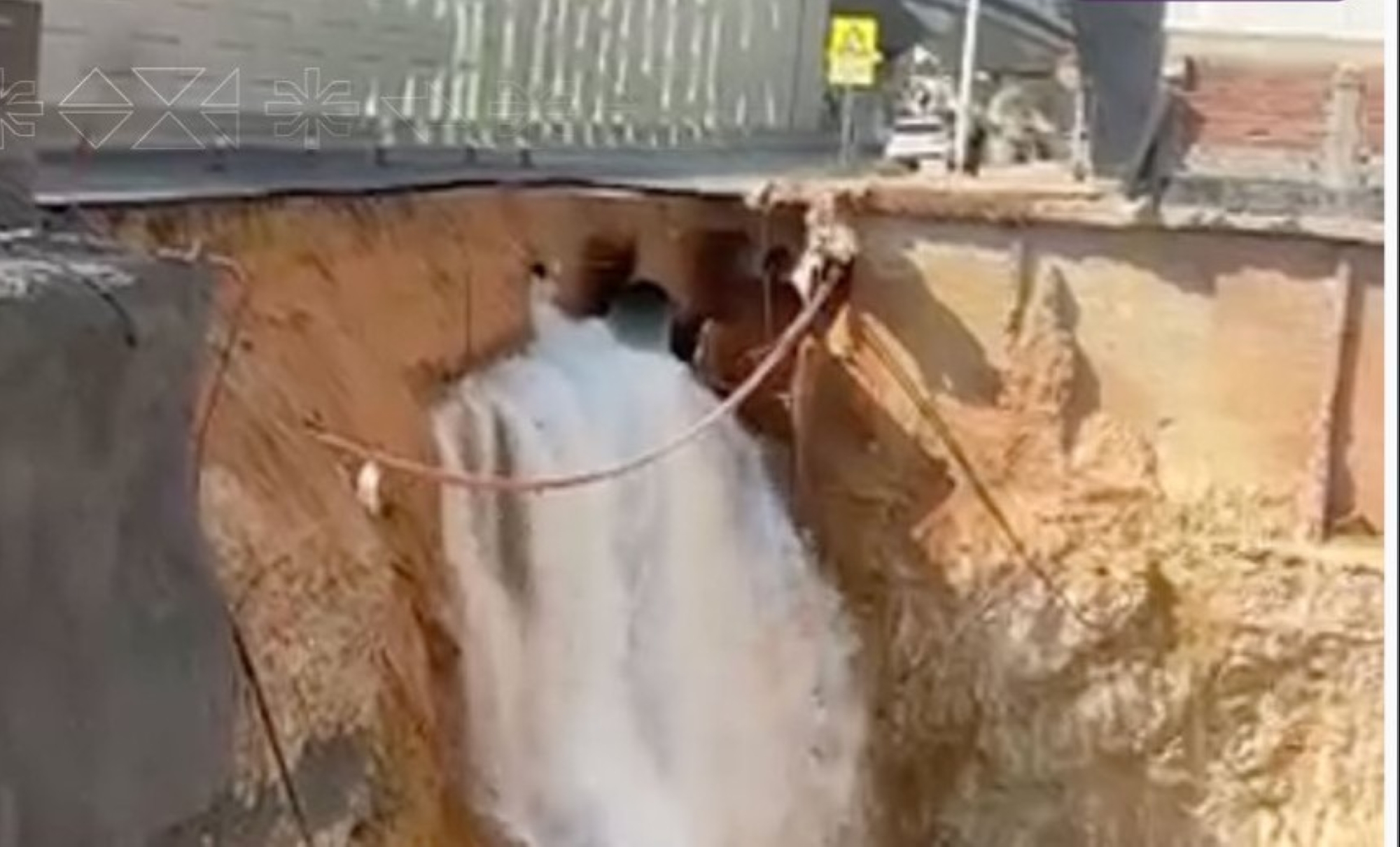 انهيار أرضي في شارع بالرياض إثر انفجار أنبوب مياه