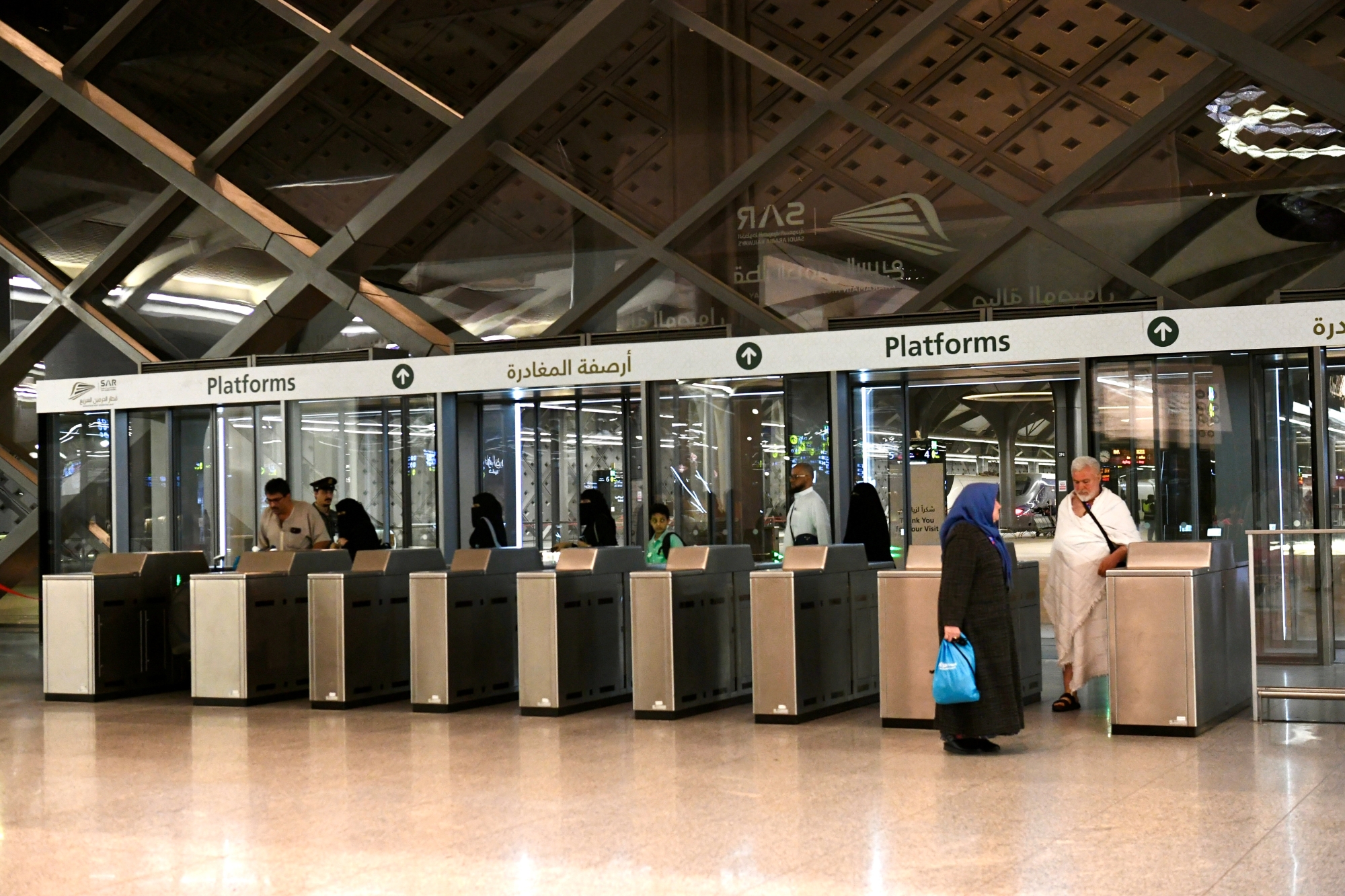 ازدحام الركاب في محطة قطار الحرمين