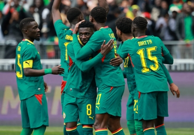 السنغال تحتفل بكأس الأمم قبل فوزها على بيرو ودياً