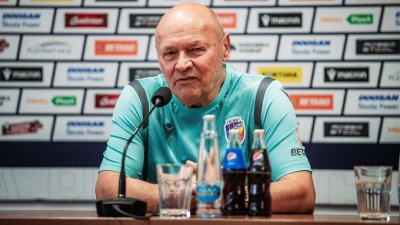 مدرب التشيك يحذر لاعبيه قبل مواجهة الدنمارك