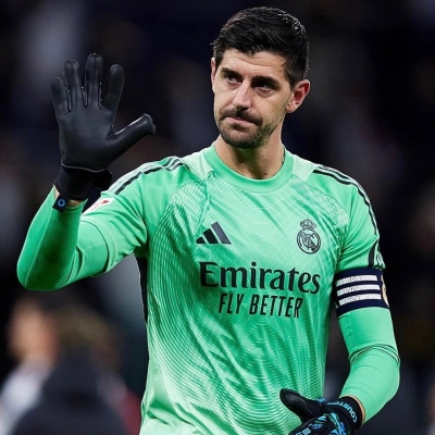 بعد نادال وليبرون.. كورتوا يدخل عالم الزوارق الكهربائية