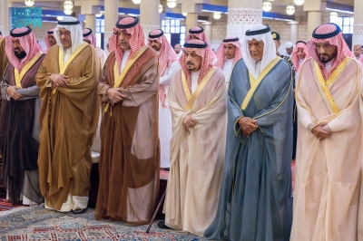 أمير الرياض يؤدي صلاة الميت على الأميرة الجوهرة بنت فيصل