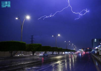 البرق يُزين سماء عسير في ليلة ماطرة