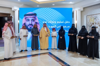 أمير الجوف يسلم وثائق تملك الوحدات السكنية للأسر المستحقة