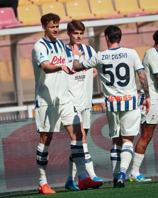 أتالانتا يقترب من دوري الأبطال بثلاثية أمام ليتشي