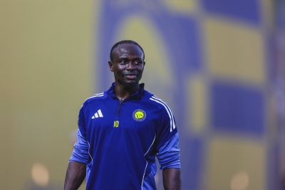 ماني يوجه رسالة تحفيز لزملائه أثناء احتفالية عيد ميلاده