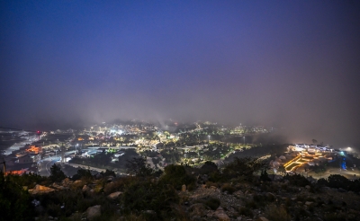 ضباب رغدان يعانق الجبال في مشهد استثنائي