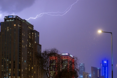 أمطار وبرد وضباب على 7 مناطق