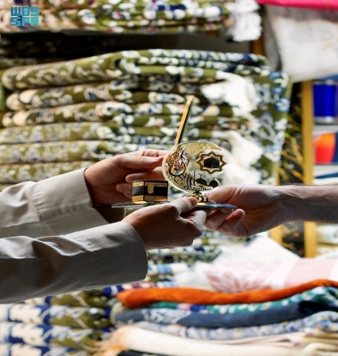 الهدايا المكيَّة… عبق الرحلة الإيمانية للعائدين من الحرم