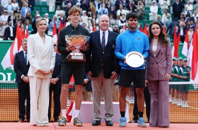 سينر يهزم ألكاراز في نهائي مونت كارلو ليستعيد صدارة التصنيف