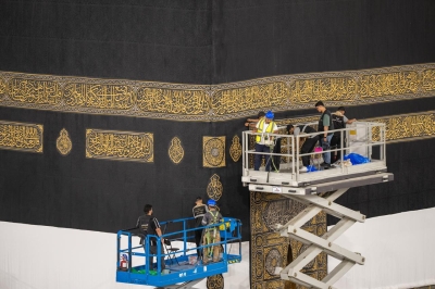 هيئة الحرمين تباشر رفع كسوة الكعبة