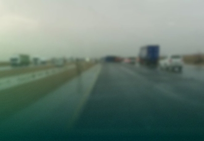 انزلاق 7 شاحنات على طريق القصيم–المدينة أثناء الأمطار