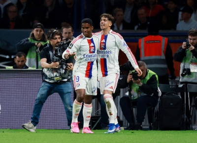 مفاجأة مدوية.. ليون يهزم باريس ويهدد صدارة الدوري الفرنسي