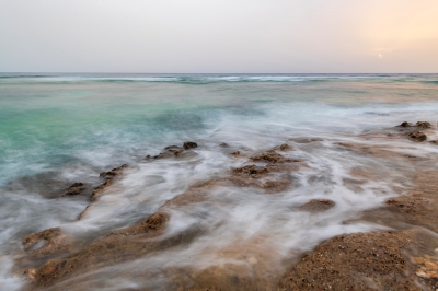 لوحة خلابة للتكوينات الصخرية على سواحل الوجه