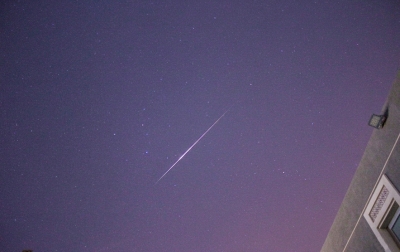 ذروة شهب القيثاريات تضيء سماء المملكة الليلة