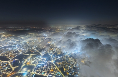 الضباب ينساب على سفوح أبها في لوحة طبيعية نادرة