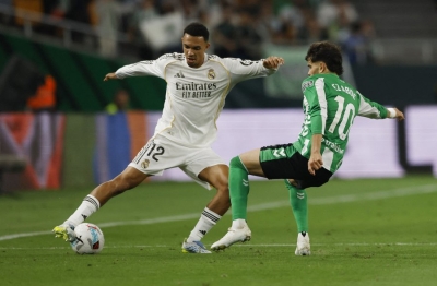 ريال مدريد يتعثر أمام بيتيس ويبتعد عن المتصدر برشلونة