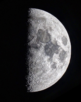 القمر يتألق في طور التربيع الأول بسماء العالم العربي