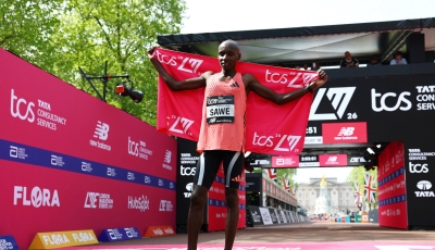 الكيني ساوي يصبح أول عداء يقطع ماراثون في أقل من ساعتين