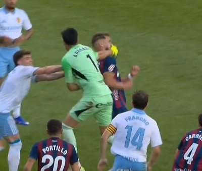 اشتباكات وعنف في الدوري الإسباني.. وطرد حارسين