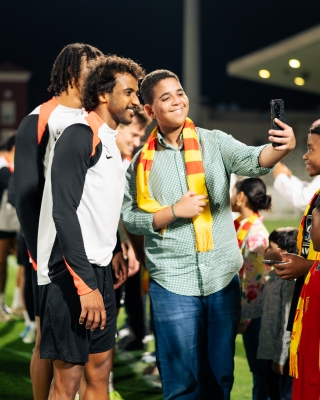 القادسية يرسم البسمة على وجوه أطفال 