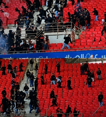 حبس مشجعين عقب أحداث عنف بالدوري المغربي