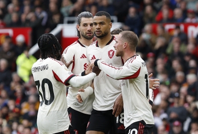 مانشستر يونايتد يفوز على ليفربول بثلاثية ويقربه من 