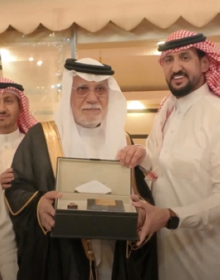 بعد 40 عاماً.. سوري يودّع أهالي تبوك بالدموع