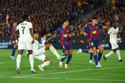 برشلونة يتوج بالليجا للمرة 29 بعد الفوز على الريال