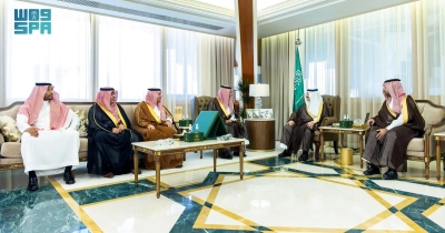 أمير المنطقة الشرقية يستقبل إدارة نادي النهضة