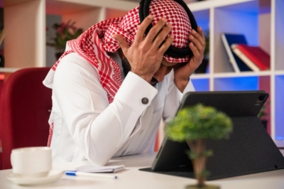 مختص: الاحتراق الوظيفي يبدأ بتراكم الضغط وينتهي بفقدان الشغف