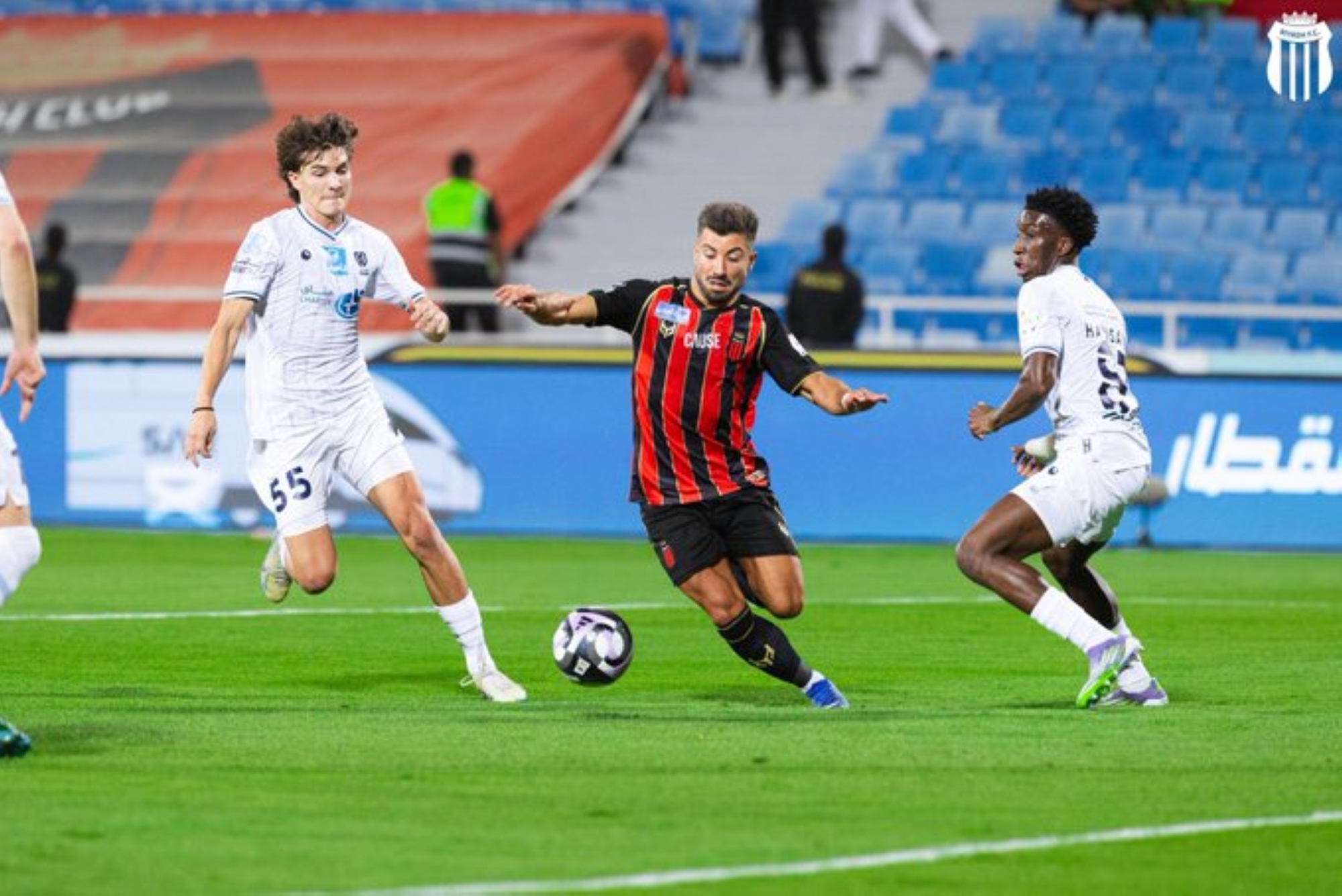 الرياض يعبر الأخدود ويضمن البقاء في دوري روشن