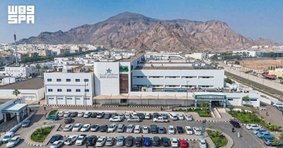 فريق طبي يُعيد البصر لحاجّة جزائرية في المدينة