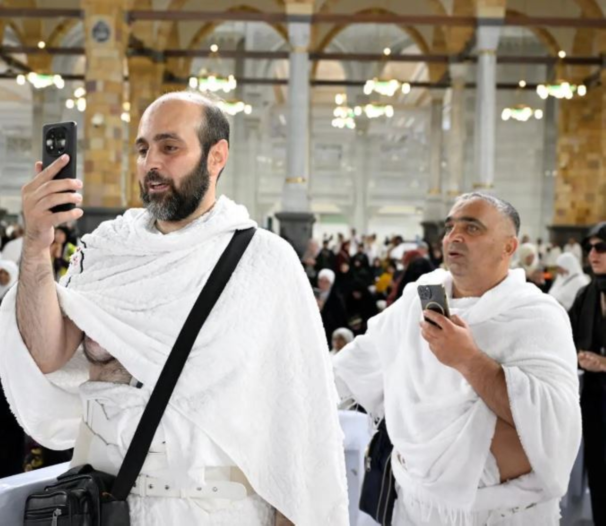 في أول نظرة للكعبة.. دموع ودعوات تختصر شوق الحجاج