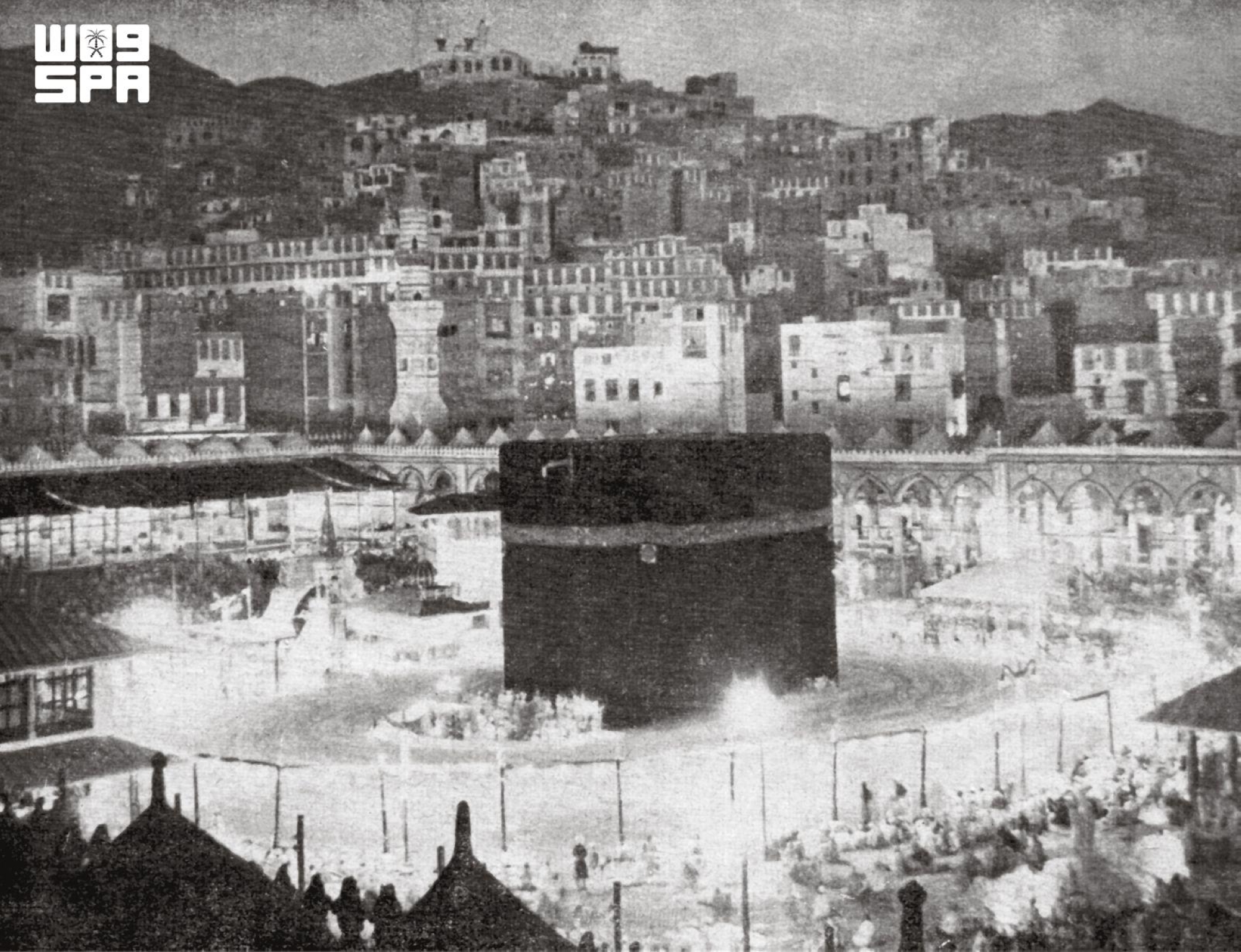رحلة إضاءة المسجد الحرام من القناديل للكهرباء