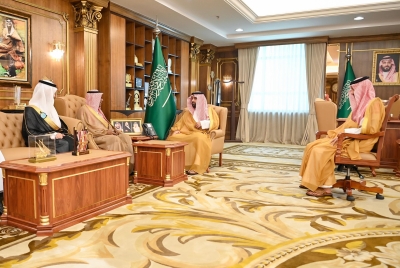 أمير جازان يكرّم إياد بعد تبرعه بكبده لوالده يوم تخرجه