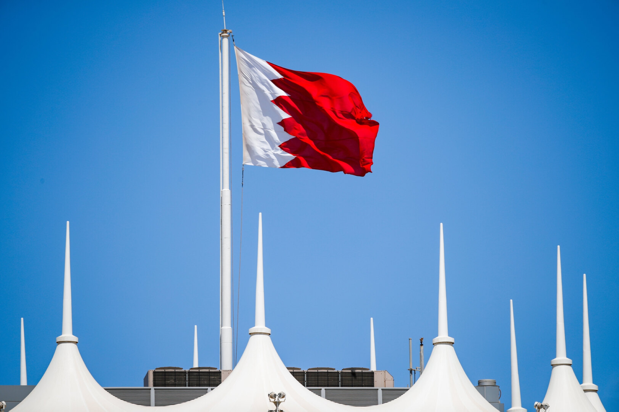 البحرين.. السجن المؤبد لـ9 متهمين بالتخابر مع إيران