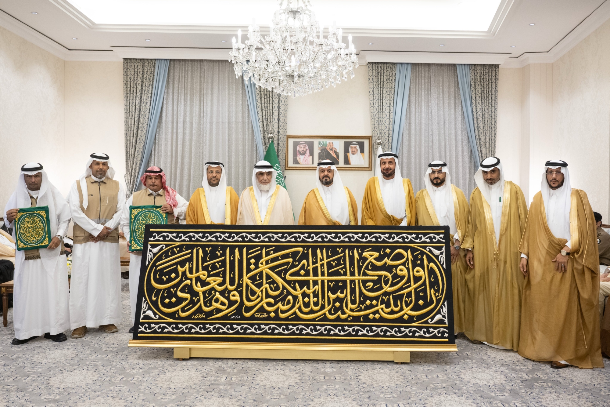 نيابة عن الملك.. تسليم كسوة الكعبة لسدنة البيت الحرام