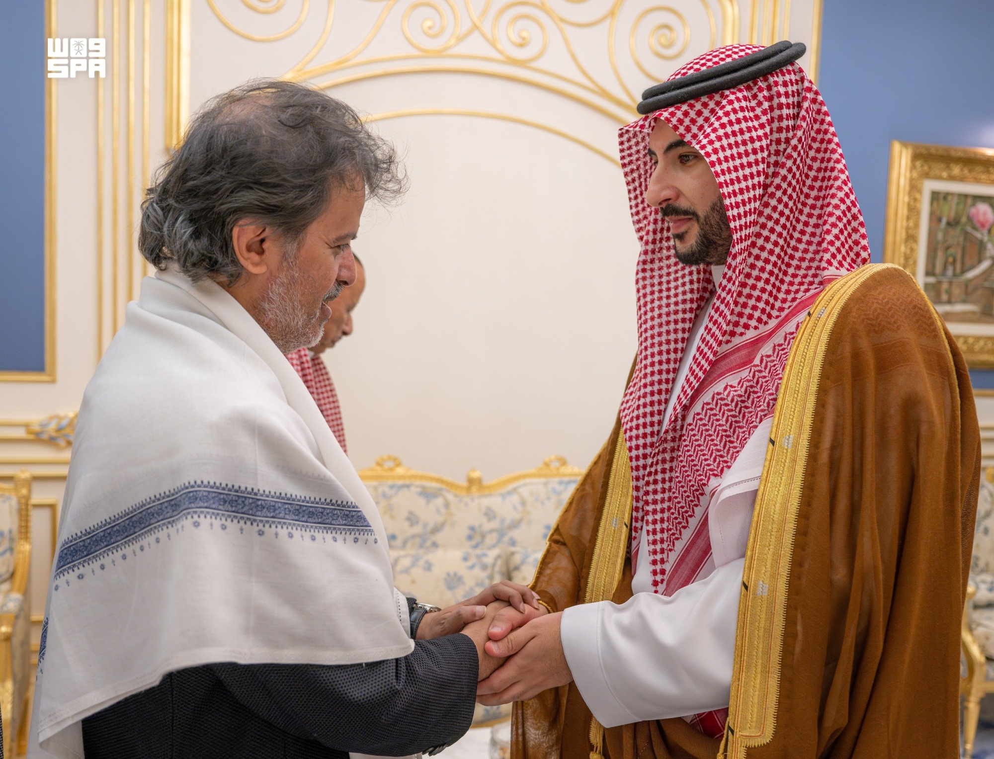 وزير الدفاع ينقل تعازي القيادة في وفاة الرئيس اليمني السابق