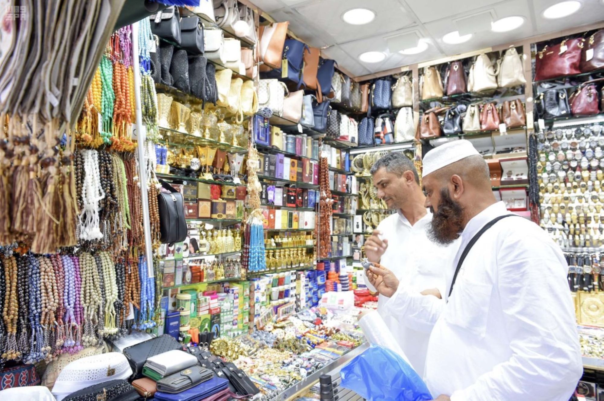 هدايا الحجاج.. تذكار من أطهر أرض لأغلى ناس
