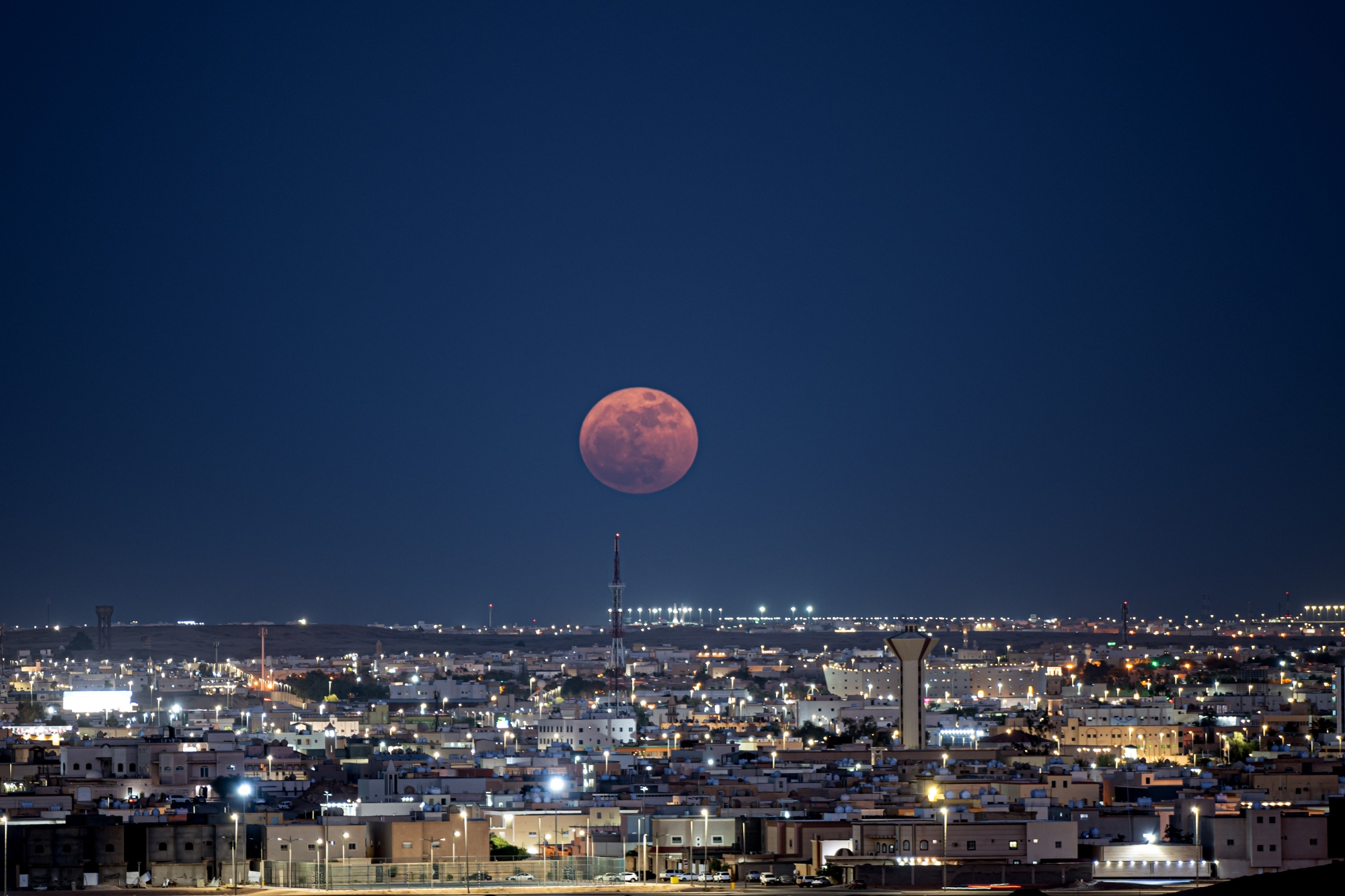 تشكل البدر الأخير من عام 1447هـ في سماء الشمالية