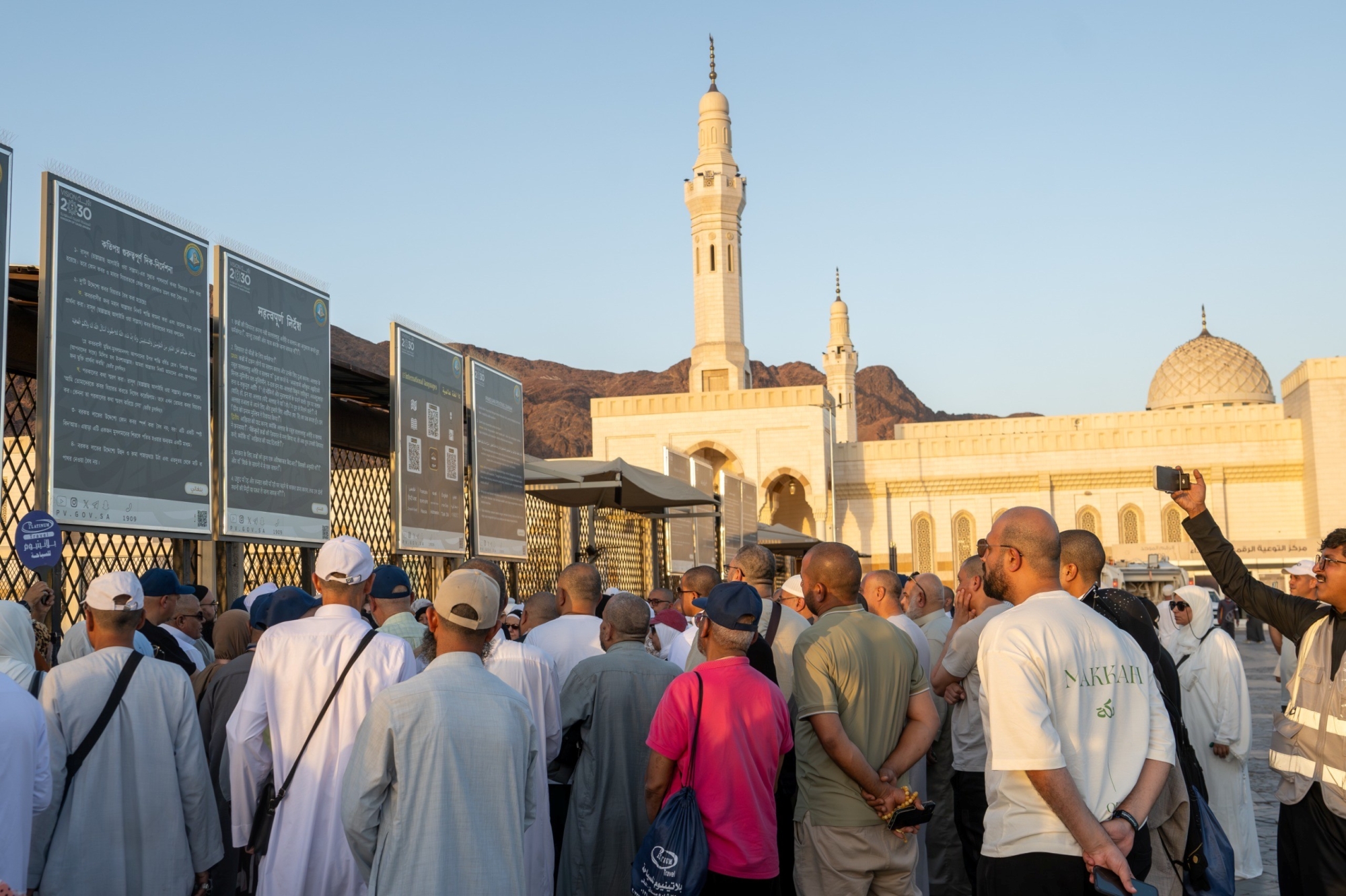الحجاج يواصلون رحلتهم الإيمانية بزيارة معالم المدينة المنورة