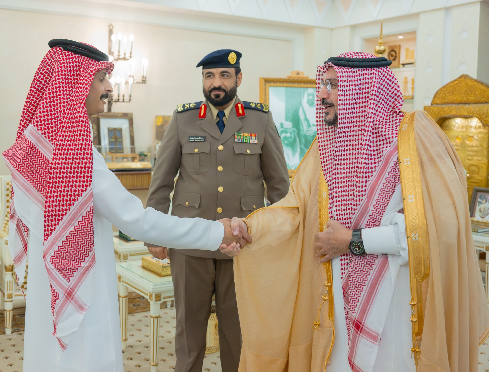 تكريم مواطن بالقصيم لموقفه البطولي في التعامل مع مركبة مشتعلة