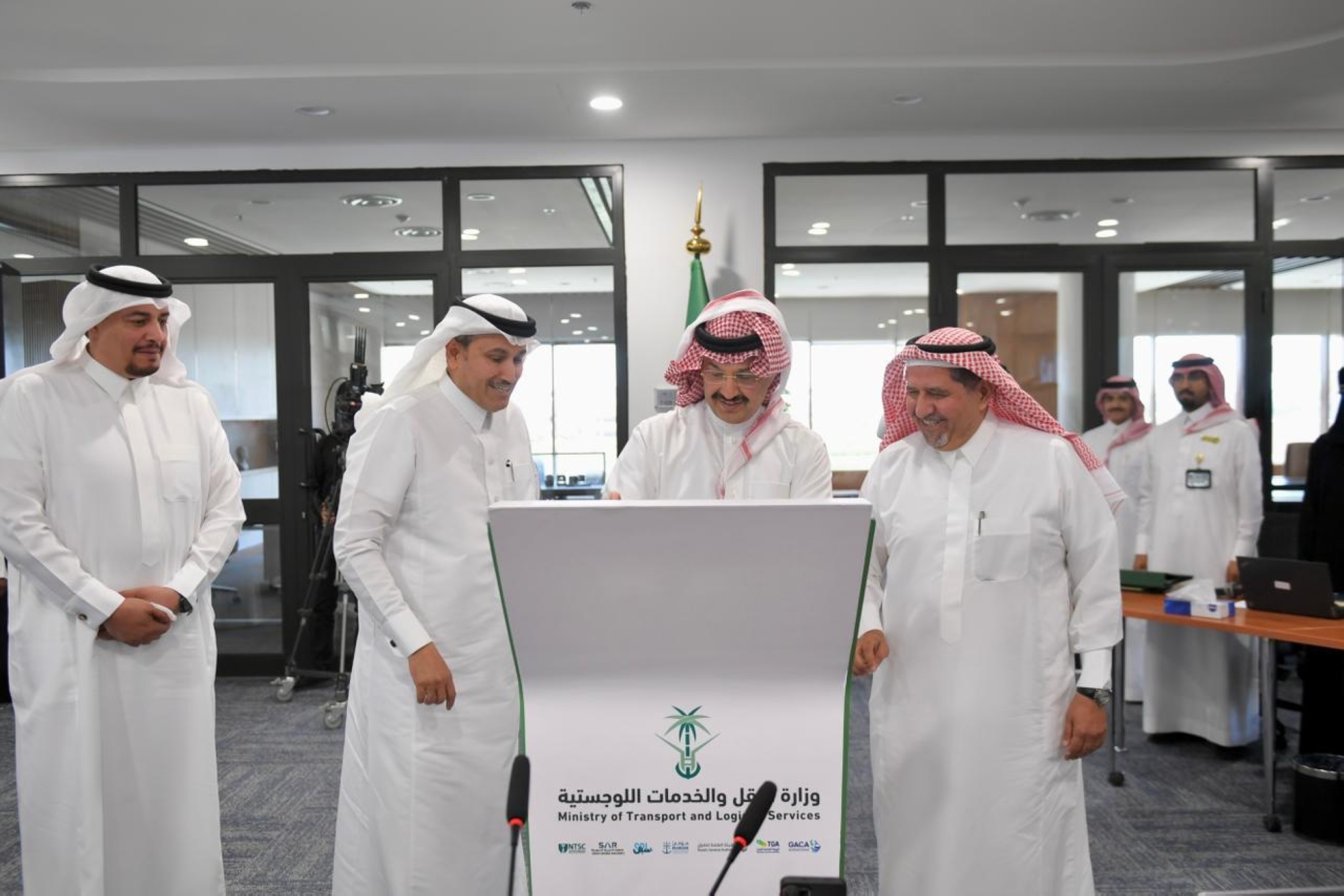 أمير عسير يطلق 9 مشروعات طرق بتكلفة 473 مليوناً