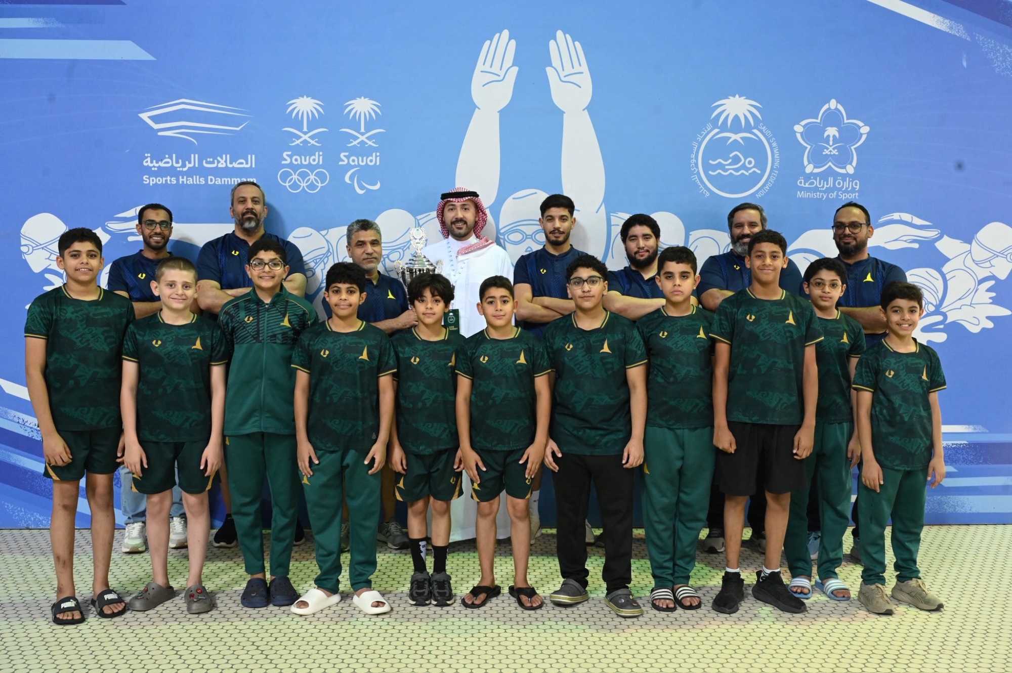 الخليج يحقق كأس بطولة أندية الدمام للسباحة
